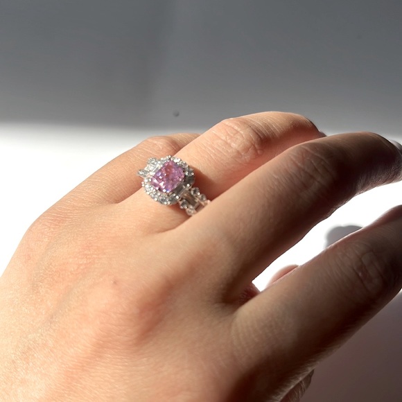 Beautiful engagement ring with high-C diamond sparkle - Picture 1 of 6